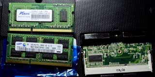 上が元々入っていたASintのDDR3-1066 1GB 下が差し替えたSAMSUNGのDDR3-1333 2GB