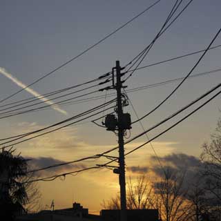 まぁ、何も無いとアレなんで、ちと夕方の空の写真なんぞを…消えかかってる飛行機雲と夕陽が、なんかイイ感じでありましたとさっヽ(^.^;)丿