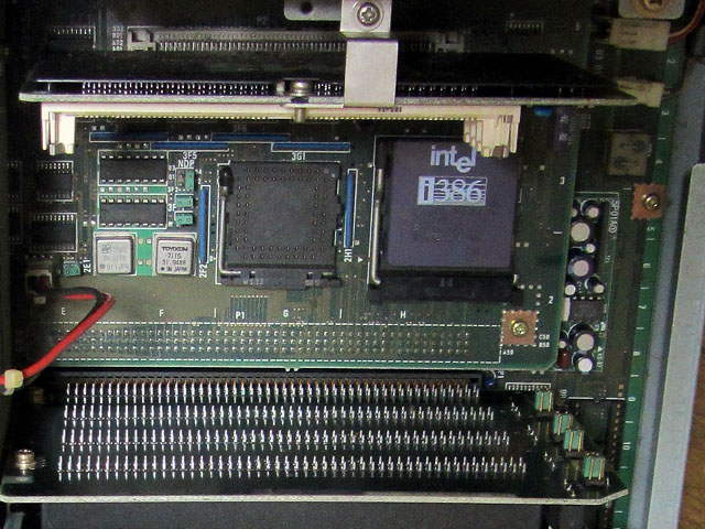 【PC9801RA21開封】基盤のホコリが…後で吹いてやるからな〜…と、思いつつ、その他の状態を確認、特に問題は無く、心臓も…をを、i386っ!!ヽ(^.^;)丿