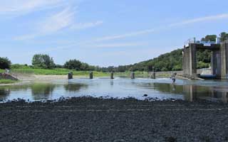 東京都水道局玉川浄水場調布取水所を正面からwまぁ、普段でもこの位までは川の中には入れると思うのですが、水量は気持ち少なかったような…