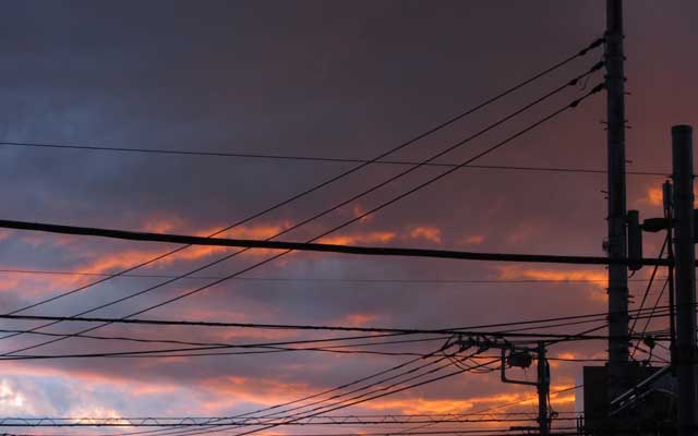 この空なのに実は雨が降ってます(^_^;)日中晴れてたのに、夕方チョイ前に買い物に出たら、頭上の雲は雨を降らせそうな雰囲気、しかし遠くの空には青空があったりなど…(^_^;)イヤな天気だよなー…って思ってたら、帰宅した頃に降り始め…しかし、お空はこんな感じだったと…出かけてる最中に降らなくて良かった(^_^;)