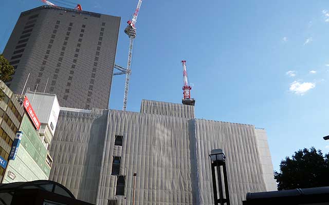 快晴の横浜ーっ!ヽ(^.^;)丿駅の工事もこの間から進んでいたようです…(^_^;)