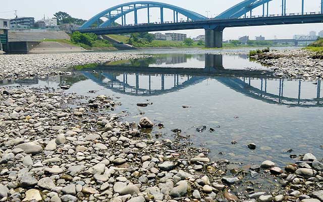 川の両岸からの中間辺りまで入れまして…(^_^;)流れも穏やかで、釣りしてたり水遊びしてたる人も…(^_^;)