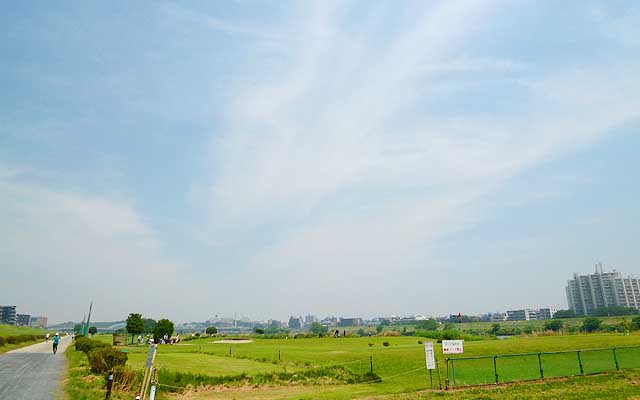 これは今年5月に多摩川散歩した時のお写真、堤防の河川敷のトコになりますが、このだだっ広いトコが、昨夜完全に水没した…ってコトです(^_^;)天端は自転車道になってますが、もうちょっと高くなったほうがいいんだろうか?(^_^;)