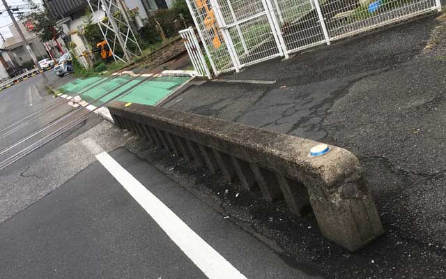 JR南武線 鹿島田駅付近 川崎堀踏み切り脇…(^_^;)以前の日記(2012年9月8日)でも触れてたのですが、写真を撮ってなかったみたいなので…(^_^;)二ヶ領用水町田堀の跡のよーです、車道と歩道の区分けに使い勝手が良かったから残ったのでしょうか…(^_^;)