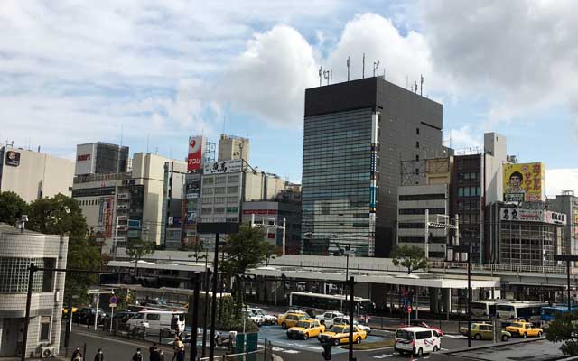 かわさきちほー、この方角ではお空が青いが、後ろは黒い雲になっていた…(降られはしなかったけど、空気が妖しかった… ^_^;)