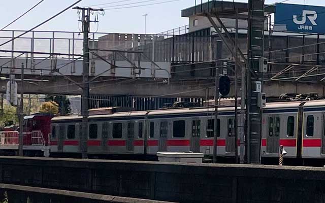 悪あがき中、新川崎駅近くの線路沿いを南下してたのですが、ふと見ると珍しいカラーリングの車両が…って東急ぢゃないですかっ!ヽ(^.^;)丿何故ここに??(^_^;)多分、甲種輸送の途中だったんだろうけど、どこを経由してきたんだろな?(^_^;)