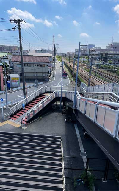 過去一度も渡ったコトの無い跨線橋を初めて渡る…(^_^;)