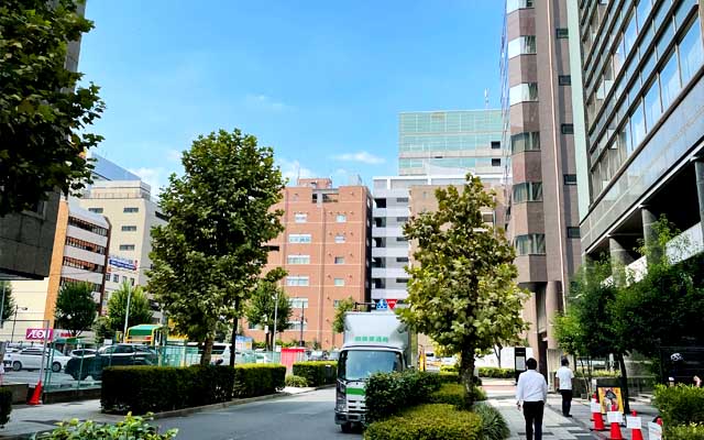 何気ない新横浜の街角風景ですが、通ってた頃はこんなにビルが無くて、この路上でお弁当販売の車が停まってたりしたのよヽ(^.^;)丿