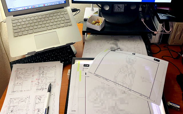 とある日の作業環境、何故かアナログw紙の置場に最近困ってたりして…つか、自分が何屋さんだか判らなくなっとるw